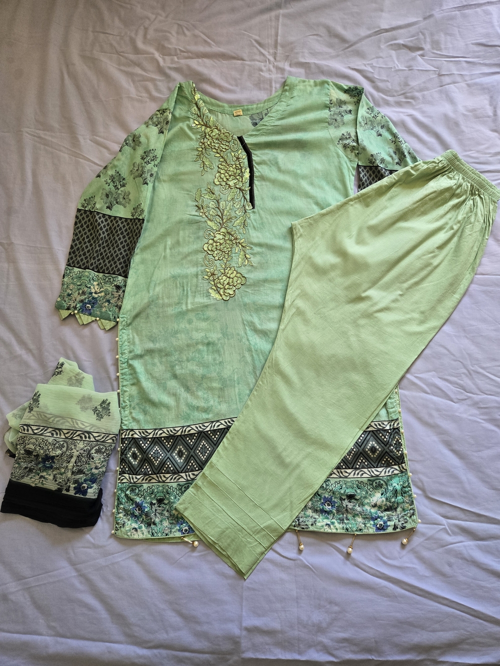 Embroidered Lawn 3-Piece Salwar Kameez Suit in Mint Green - Size Large